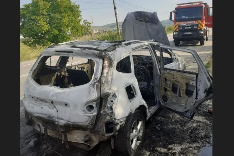 Cluj: Incendiu devastator. Un autoturism a fost complet distrus de flăcări FOTO