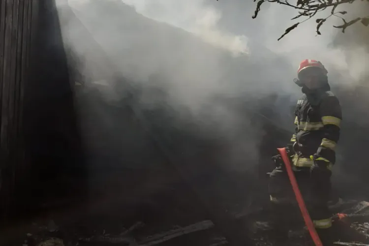 Incendiu de proporții în Cluj: O casă a luat foc. Flăcările s-au extins și la casa din vecini VIDEO