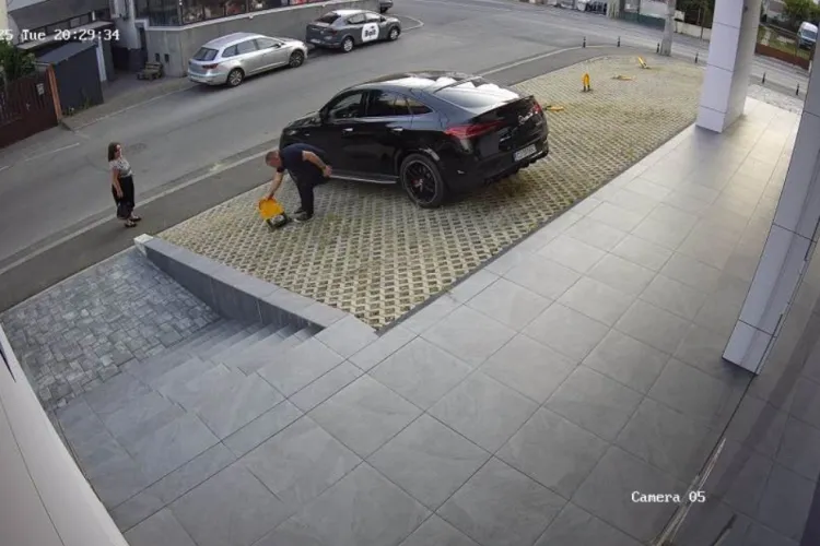 Șofer surprins în timp ce forțează un dispozitiv antiparcare, după ce și-a parcat Mercedesul pe un spațiu privat: „Cu suportul ce-ai avut?”