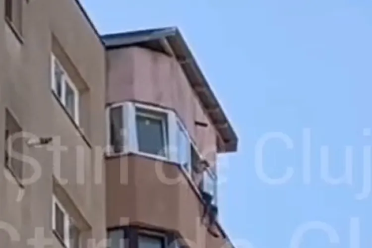  VIDEO Șocant: Un tânăr amenința că se aruncă în gol de la ultimul etaj al unui bloc din Cluj. Putea să cadă în orice moment. Pompierii au intervenit