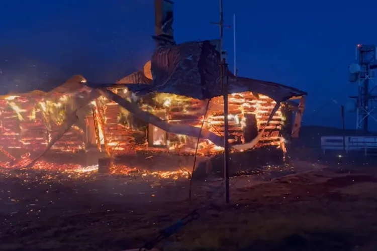 Imagini apocaliptice la Stația Meteo Vlădeasa! Totul s-a prefăcut în cenușă după incendiul devastator. Pompierii s-au luptat ore în șir cu flăcările 