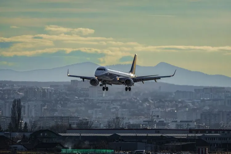 Zgomotul produs de avioane în Cluj-Napoca, dezbătut aprins în Consiliul Județean. „Confortul clujenilor e mai important ca profitul companiilor low-cost”