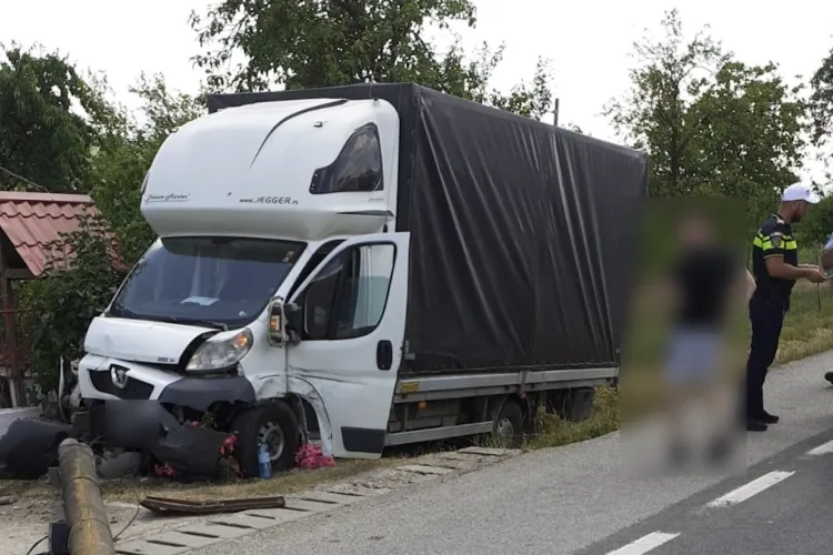 La un pas de tragedie în Cluj! Cum s-a produs accidentul în care un camion a dărâmat un stâlp de curent. Un bărbat de 43 de ani transportat la spital