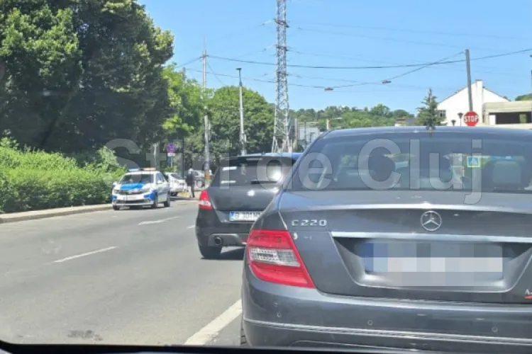 Șofer cu tupeu maxim, sub ochii polițiștilor, în Cluj-Napoca: „Stătea pe contransens, paralel cu mașinile oprite la semafor. Polițiștii se uitau fix la el”