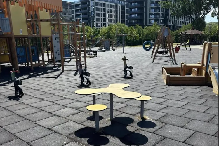Parcul din Gheorgheni, cândva un loc plin de copii care se jucau acum pustiu din cauza căldurii. Părinții cer umbră pentru locurile de joacă: „Totul arde!”
