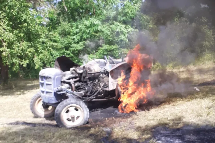 Cluj- Un tractor a luat foc. Pompierii au fost chemați de urgență, căci totul se putea transforma într-o tragedie. De la ce a pornit focul FOTO