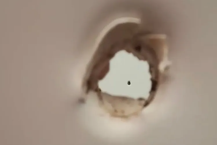 Descoperire ȘOCANTĂ într-o destinație turistică din Cluj: „În cabinele de schimb există găuri poziționate exact la nivelul părților intime” VIDEO