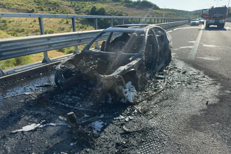 Cluj: Scene dramatice pe autostradă! Un incediu a făcut scrum o mașină. Pompierii au intervenit de urgență 