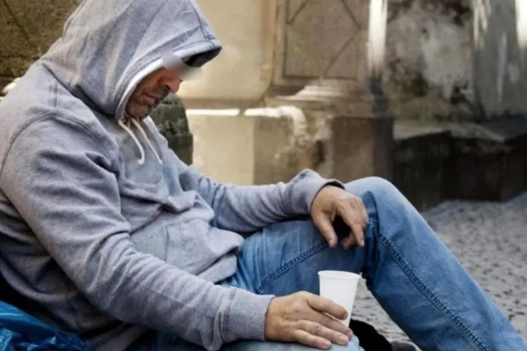 Stația groazei, la doi pași de o primărie din Cluj! Cerșetor agresiv, mizerie și miros insuportabil: „Ne e frică să mai așteptăm autobuzul!”