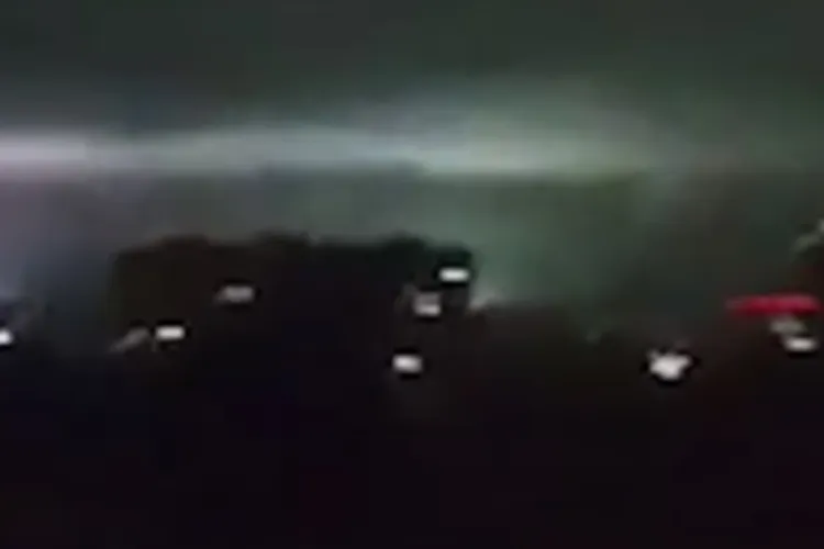 Lumini misterioase pe cerul Clujului! Clujean intrigat: „Se mișcă destul de repede, nu par stele. Ce sunt? Nu le-am văzut  în alte orașe”/Marțea, marțieni!