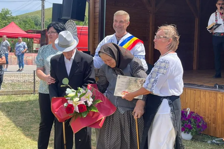 La Ziua Portului Popular din Vișea, o familie cu 70 de ani de căsnicie a fost premiată pentru longevitatea și iubirea care îi ține împreună FOTO