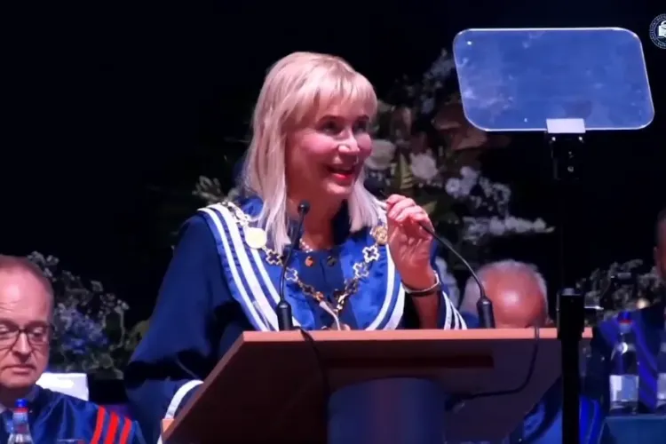 Gluma de medicinist a rectorului UMF Cluj Anca Buzoianu, care a făcut Sala BT Arena să râdă la Absolvire 2025 „Am reținut: Primii 6 ani sunt grei...” VIDEO