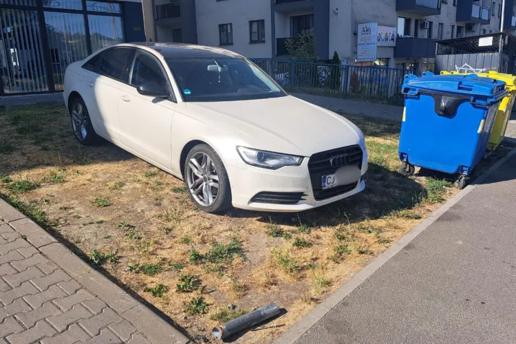 Nesimțirea a parcat și ea în Cluj! Un Audi alb, cocoțat ca o statuie pe spațiul verde, în fața unui bloc: „Poate crede că iarba e pentru cai putere!”