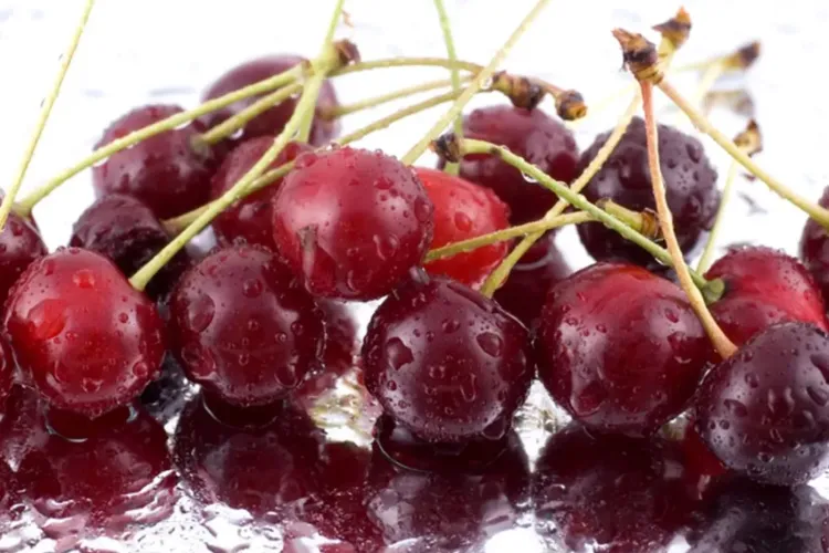 Un bărbat a fost aproape de moarte după ce a mâncat cireșe.  „Chiar nimeni nu l-a învățat cum se mănâncă?”