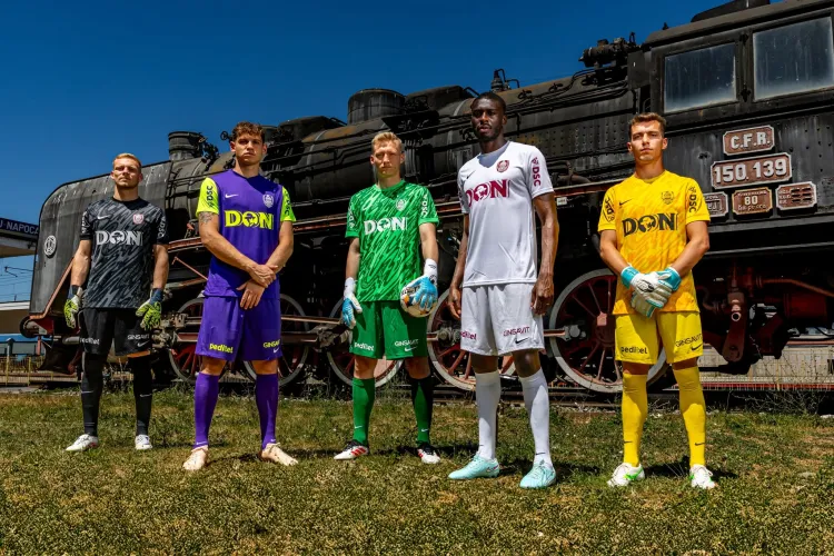 Prezentare de gală printre locomotive! CFR Cluj și-a prezentat noile tricouri, dar un detaliu major i-a lăsat mască pe fani: „Încă se lasă așteptat” FOTO 