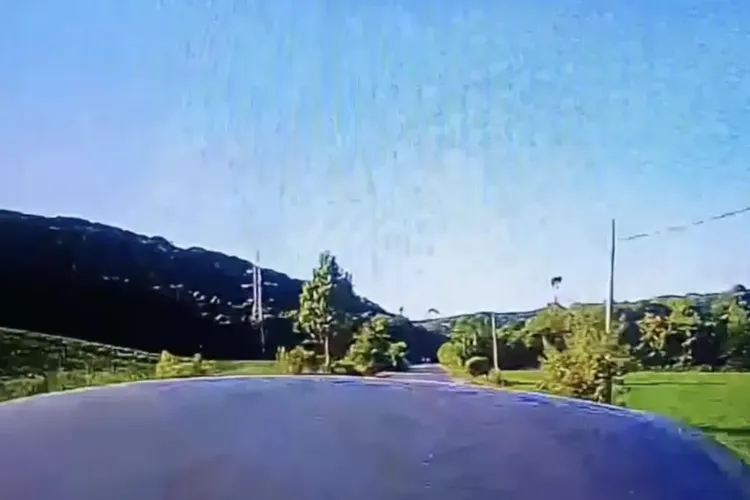 Pericol la un pas de tragedie pe o șosea din Cluj! Capota i-a sărit în mers și a acoperit complet parbrizul VIDEO