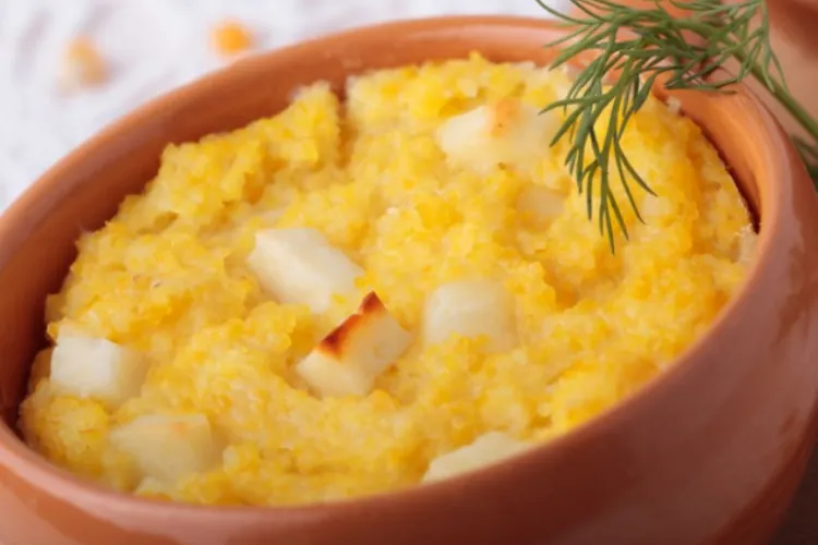 Balmoș gratuit pentru clujeni, astăzi, timp de două ore. Unde poți degusta un balmoș tradițional ardelenesc „ca la mama acasă”, de îți lasă gura apă