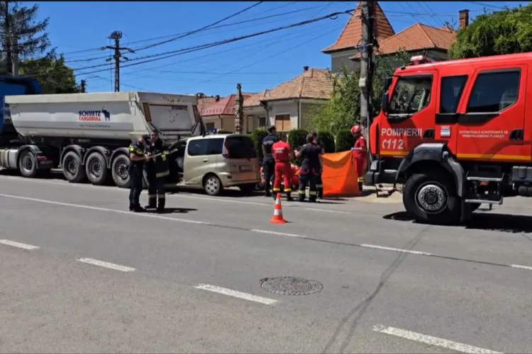 Cum s-a produs accidentul tragic din Cluj? Un șofer străin a intrat cu mașina într-un camion staționat la Săvădisla și a murit pe loc VIDEO