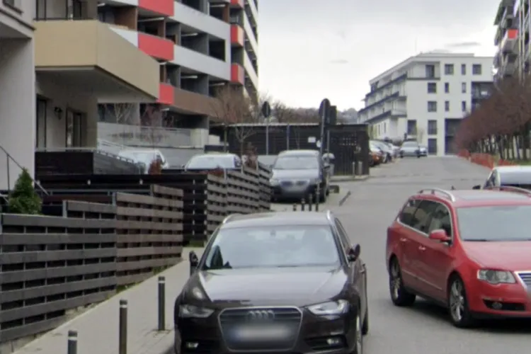 Banda 1, parcare privată pentru șmecheri? Pe strada Bună Ziua din Cluj-Napoca mai multe mașini ignoră orice regulă de circulație