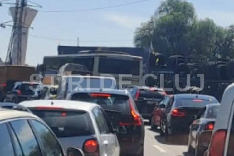 Coloane URIAȘE de mașini pe Calea Baciului din cauza a două gropi. Șoferii au scrâșnit din dinți zeci de minute, așteptând în coloană FOTO|VIDEO