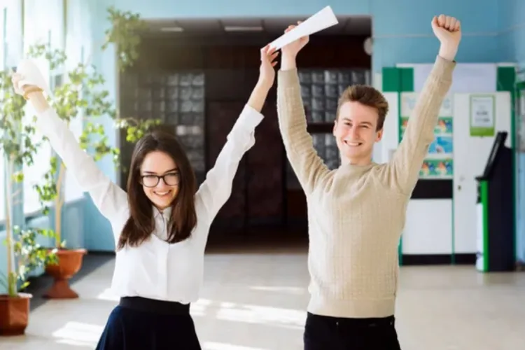 Trei elevi au obținut media 10 la Evaluarea Națională la Cluj. Care sunt școlile de la care provin elevii de zece ai Clujului