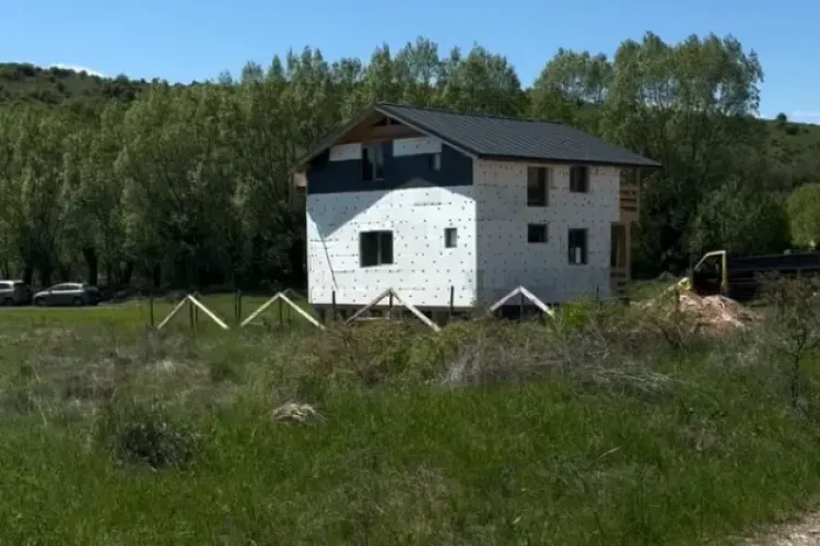 Casa din Cluj care „nu arde niciodată”: Placată cu polistiren, fără fundație/Arhitectul-șef: „Îmi dau seama dacă are autorizație. Mergem în vizită!” VIDEO