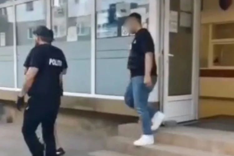 Caz cutremurător: Profesor de 48 de ani, arestat după ce a molestat o fostă elevă. Copila are doar 15 ani VIDEO