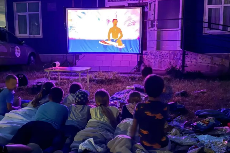 O clujeancă cu suflet mare a dus bucuria filmului la copiii care nu ajung niciodată la cinema: „Dacă ei nu pot merge la film, vine filmul la ei”