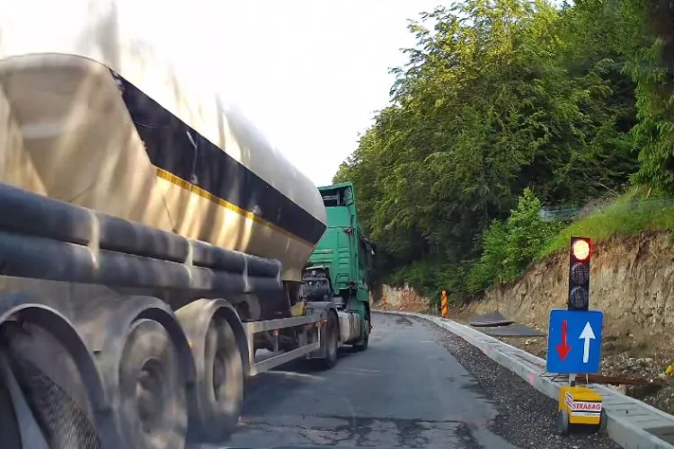 Șofer profesionist sfidează regulile de circulație: Trece cu cisterna pe roșu, deși cel din fața lui a oprit VIDEO