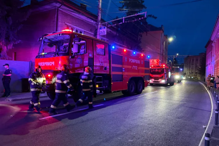 Incendiu la o casă de pe strada Paris din Cluj-Napoca, în această seară. O femeie care a suferit arsuri a fost transportată de urgență la spital FOTO