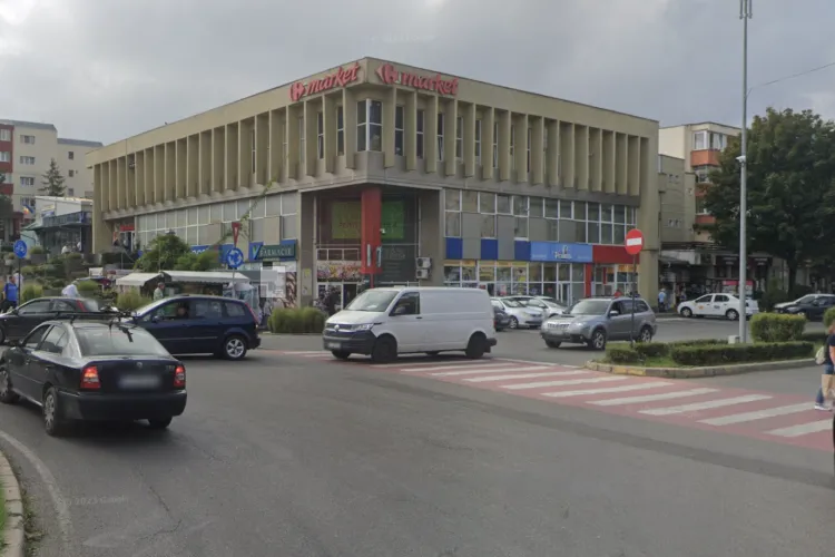 Clădire sufocată de reclame în Cluj! Publicitatea acoperă geamurile, contrar regulamentului „Masacrăm arhitectura orașului!”