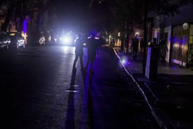 O stradă din Cluj-Napoca, lăsată în întuneric! Iluminatul public a devenit o raritate: „Circulăm cu lanternele de la telefon” 