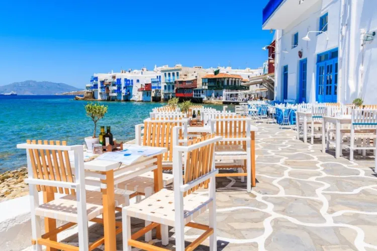 Grecii s-au săturat de turiști și introduc o taxă specială pentru cele mai vizitate insule. O familie cu doi copii va plăti peste 300 de lei 