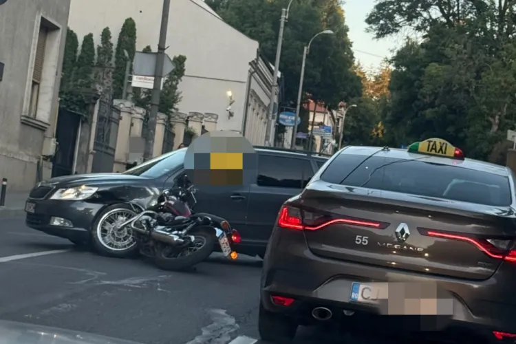 Accident la Spitalul CFR din Cluj-Napoca. Un motociclist a fost rănit după impactul cu o mașină: Martor: „Neatenție la ieșirea din curte” FOTO