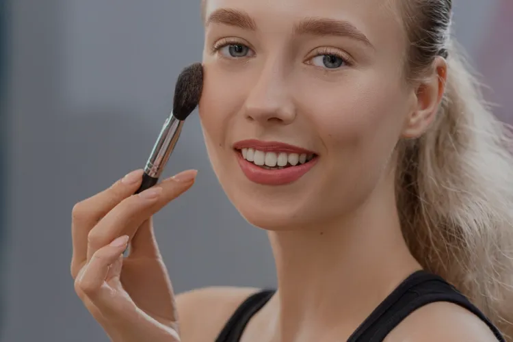 A venit vara! Ți-ai procurat un set de pensule travel size? Nu trebuie să lipsească din bagajul tău pentru un look radiant! 