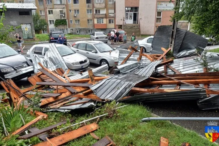 Vijelia a făcut ravagii! Mai multe acoperișuri au fost smulse de vânt și aruncate peste mașini. Pompierii au intervenit de urgență 