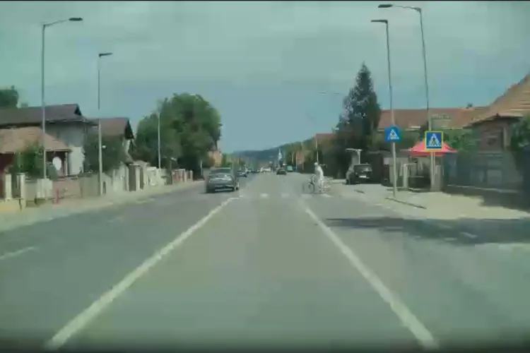 Manevre inexplicabile în Cluj: Un pieton era să fie spulberat pe trecerea de pietoni. Șoferul l-a ocolit în loc să oprească VIDEO