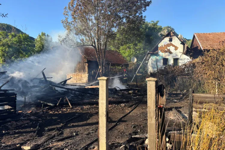 Incendiu violent la Cluj: Un grajd a luat foc și s-a prăbușit. Focul s-a extins la două case din jur. Pompierii intervin chiar acum FOTO