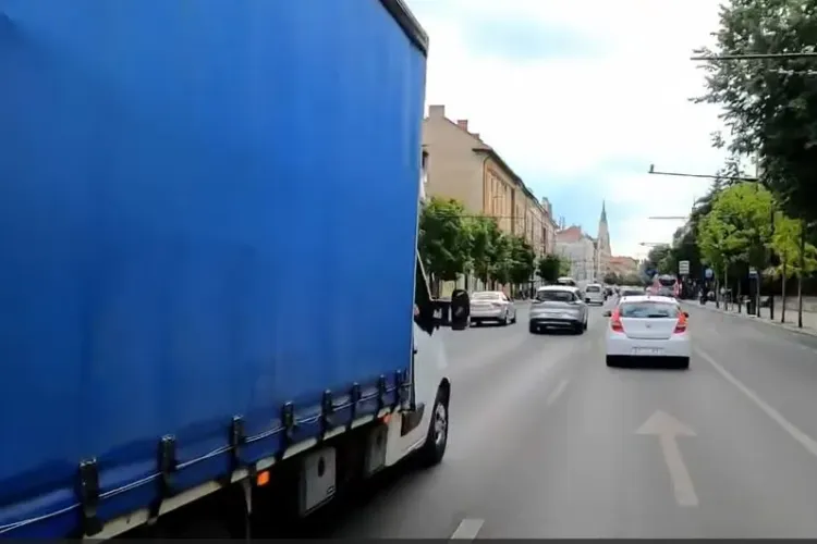 VIDEO Bărbat, transportat ca un colet prin centrul Clujului: „E bun ca senzor pe spate”