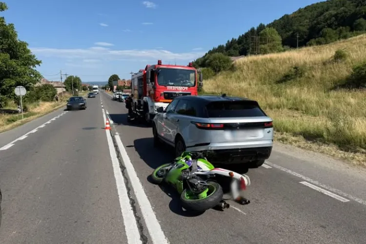 Accident de motocicletă la Gilău. Un tânăr de 19 ani, cetățean străin, a intrat într-un SUV