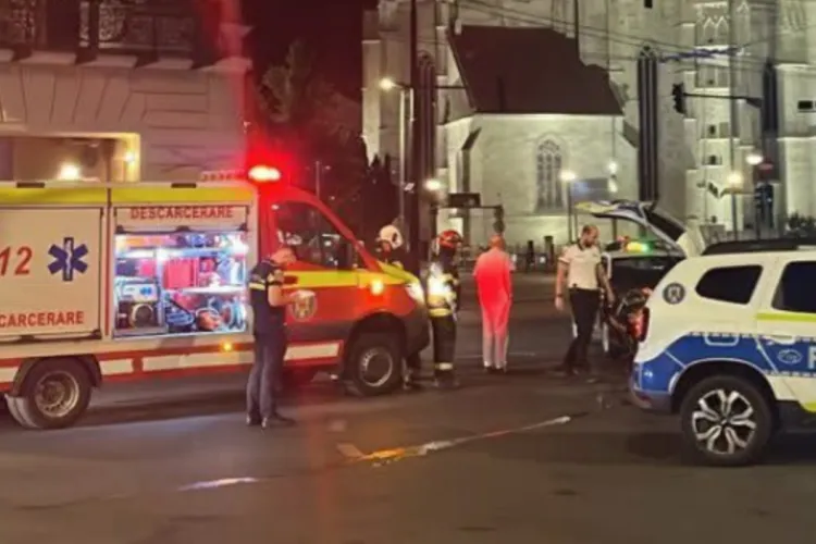 Accident azi-noapte în centrul Clujului. Un motociclist a fost rănit, în apropiere de Hotel Melody, în urma impactului violent cu o mașină FOTO