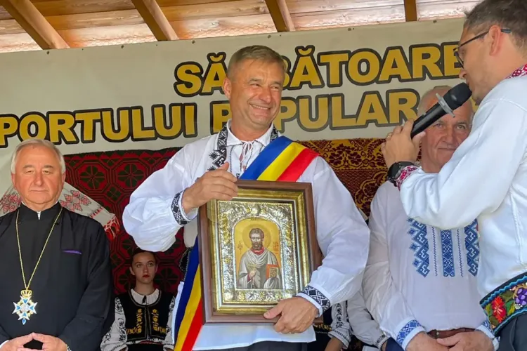 Primarul din Jucu, Valentin Dorel Pojar, zi de naștere ALTFEL! Îmbrăcat în costum popular, alături de comunitate: „Dumnezeu să ne binecuvânteze pe toți”