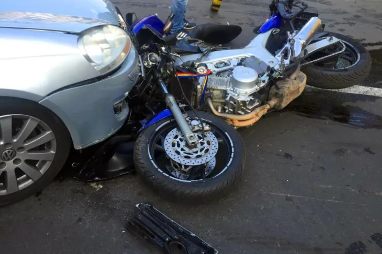 Care au fost cauzele accidentului din Cluj care s-a terminat cu un motociclist luat de elicopterul SMURD? Motociclistul s-a izbit de o mașină parcată
