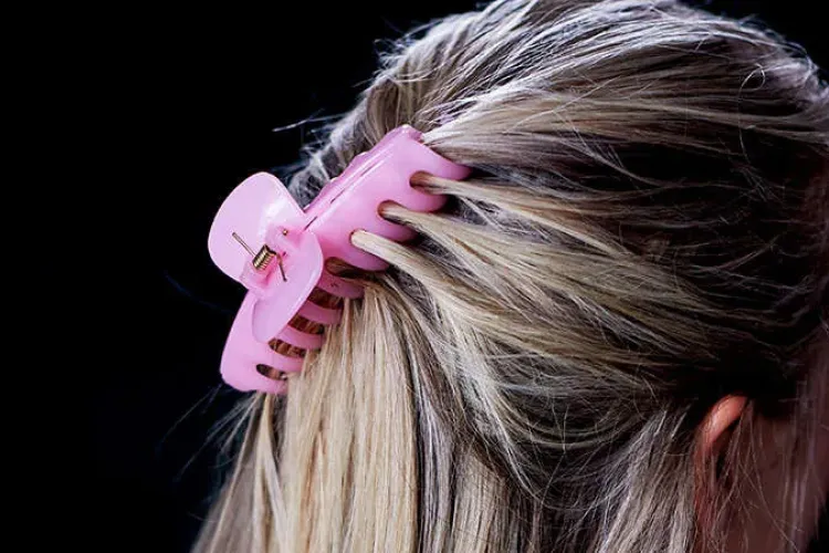 Accesoriu periculos! Ce a pățit o clujeancă care avea părul prins cu un clește în timp ce era pasager într-o mașină