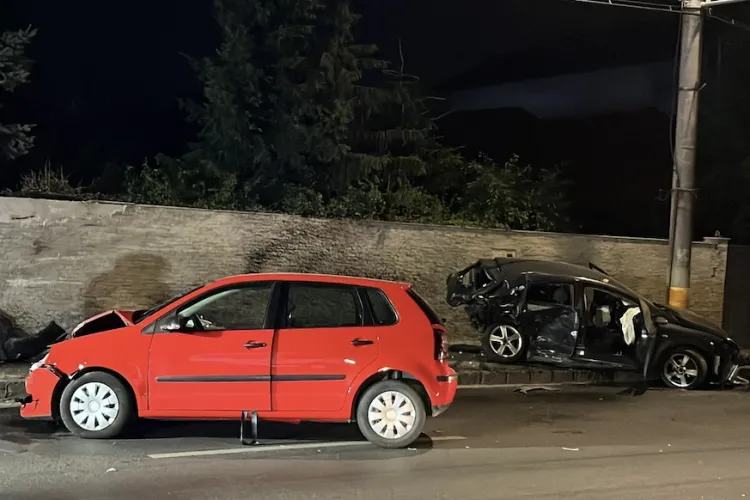 Accident la miezul nopții pe strada Traian Vuia: Cum s-a produs coliziunea în urma căreia două persoane au ajuns la spital FOTO