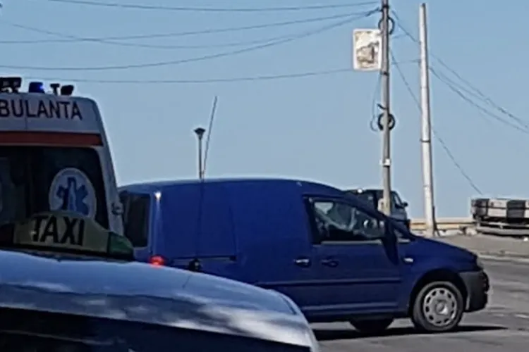 Accident rutier în Cluj-Napoca: Bărbat de 68 de ani ignoră semaforul și lovește un autoturism, șoferul lovit transportat la spital FOTO