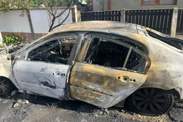 Incendiu violent în Cluj! O mașină parcată a ars ca o torță, iar flăcările au afectat o casă din apropiere. Pompierii au intervenit de urgență FOTO