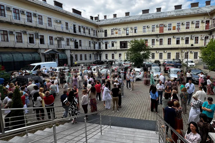 Protest spontan la Finanțe Cluj: Bugetarii amenință cu grevă națională dacă Guvernul taie sporurile și dă afară oameni! FOTO|VIDEO