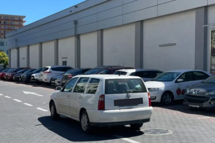 Clujenii, revoltați după ce un șofer și-a lăsat mașina trântită în mijlocul drumului, într-o parcare de hypermarket: „N-a lăsat-o doar 5 minute!” FOTO