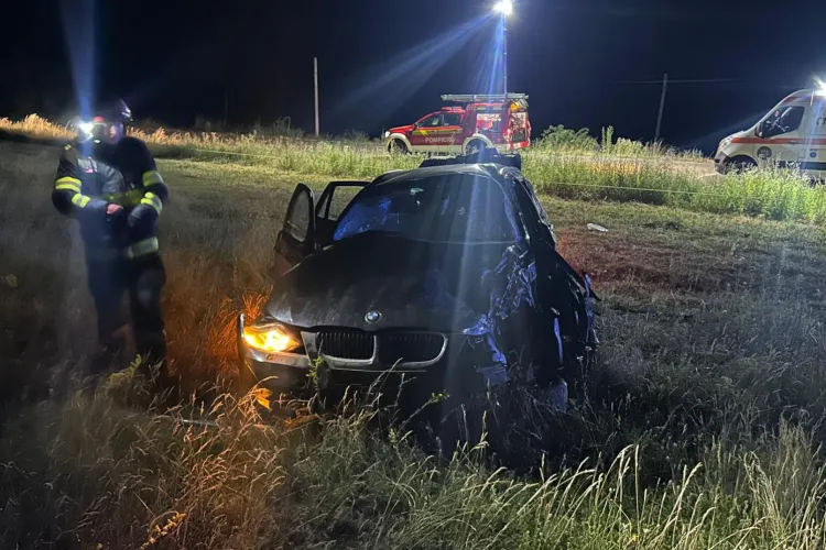 Trei tineri cu vârste între 18 și 21 de ani, implicați într-un accident la Cluj. BMW-ul în care se aflau s-a făcut praf FOTO